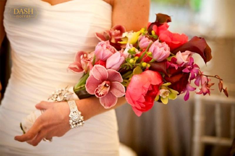 Também conhecido como buquê de braço, deve ser elaborado com flores de haste longa. É uma ótima opção para casamentos mais contemporâneos. As hastes podem ficar a mostra, podem ser todo coberto com flores ou finalizado com uma fita.