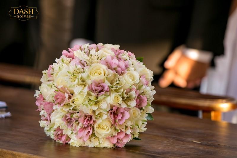Simples, ao mesmo tempo elegante e tradicional. Esse tipo de buquê combina com todos os tipos de casamento e estilo de vestidos. Permite que sejam usadas um único tipo de flor ou flores variadas.